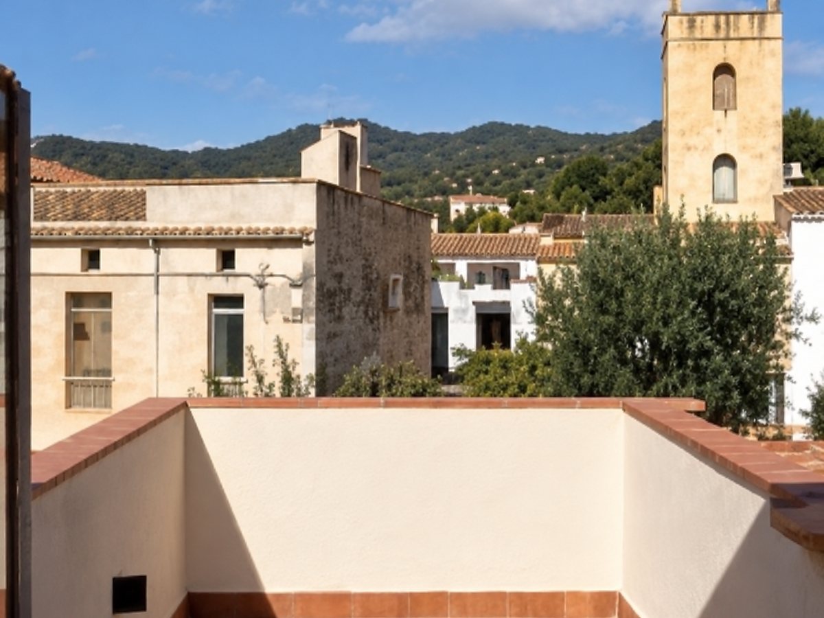 Terraza con vistas al campanario y la montaña en Tiana