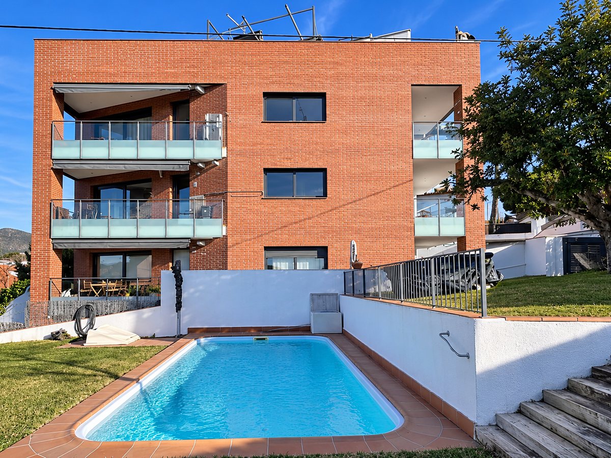 Edificio con piscina y terrazas en Tiana