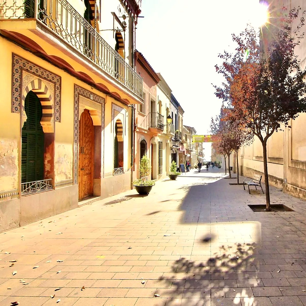 Calle peatonal con casas de arcos en el Maresme