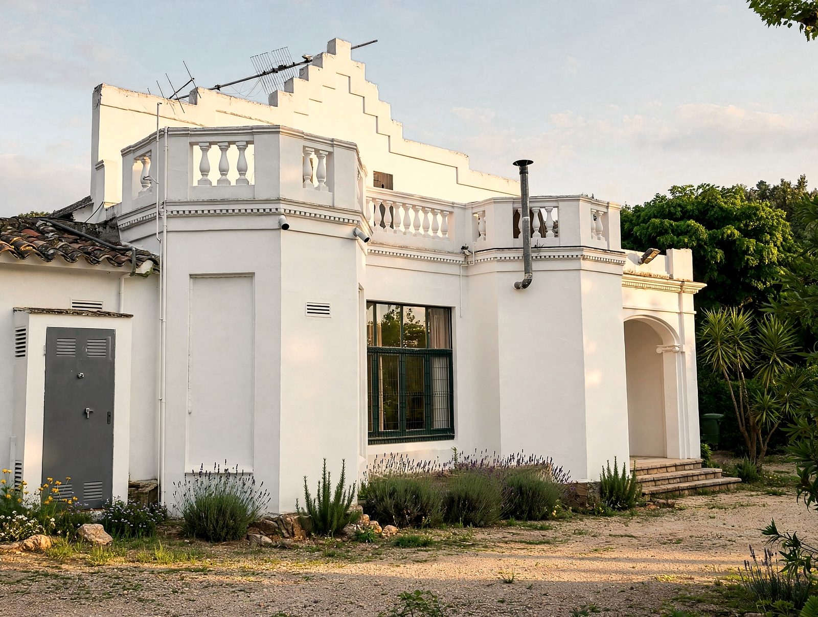 Casa blanca con balaustrada y jardín de lavanda en el Maresme