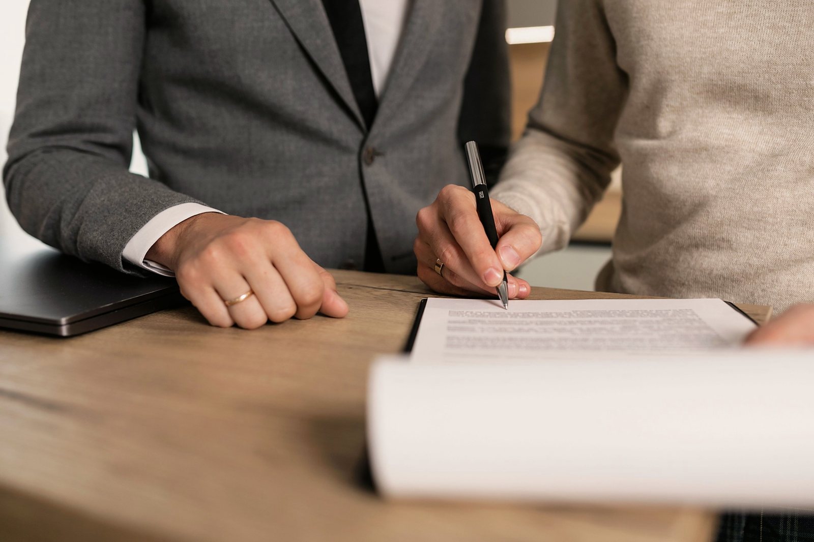 Firma de un documento en una notaría