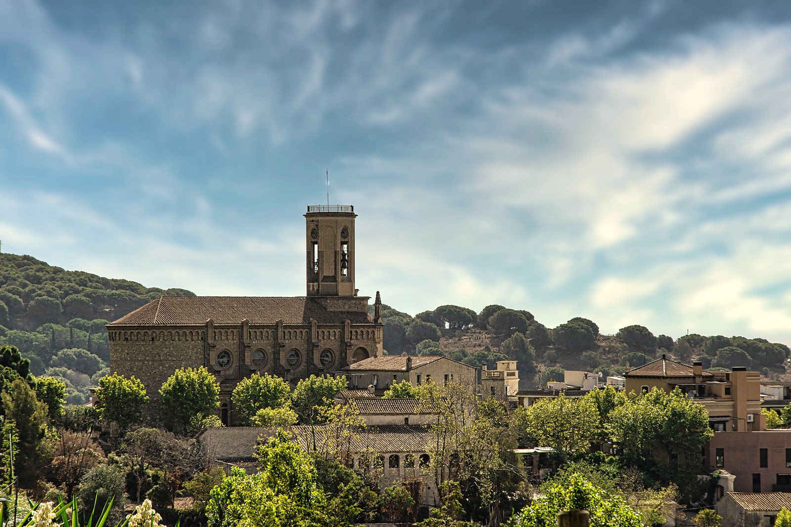 Iglesia y casas de un pueblo entre pinares