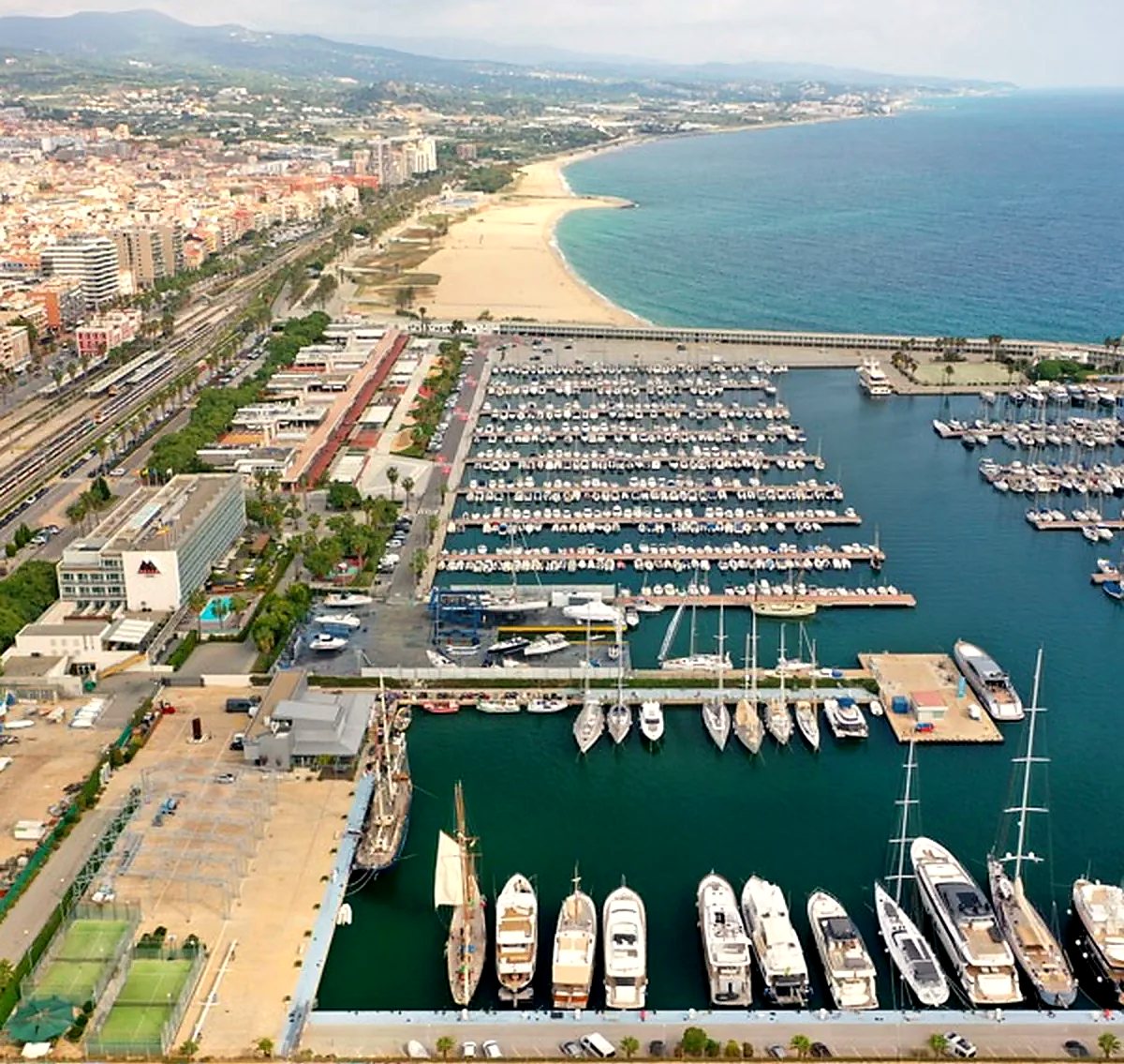 Vista aérea del puerto y la costa de Mataró