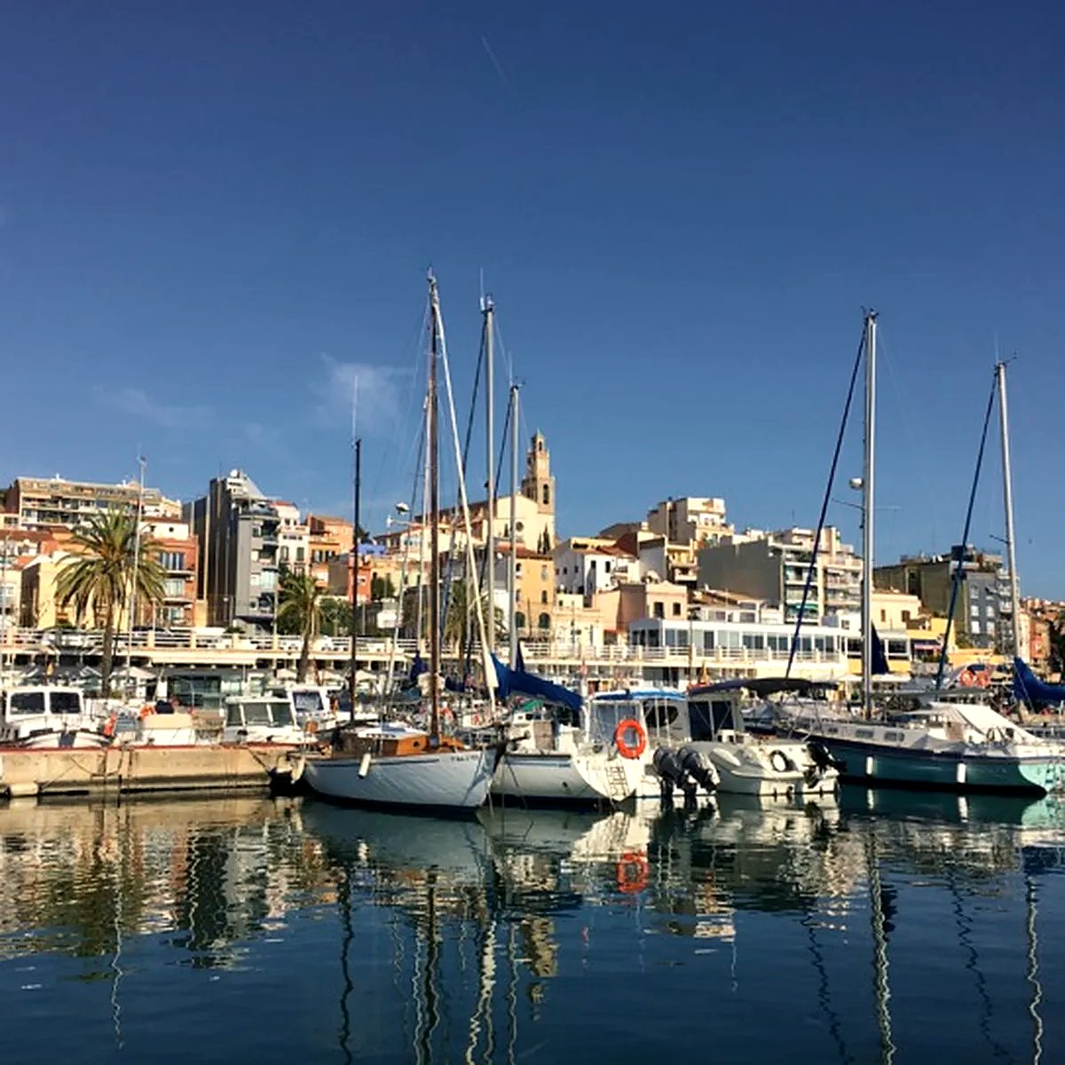 Puerto deportivo y casco antiguo de un pueblo del Maresme