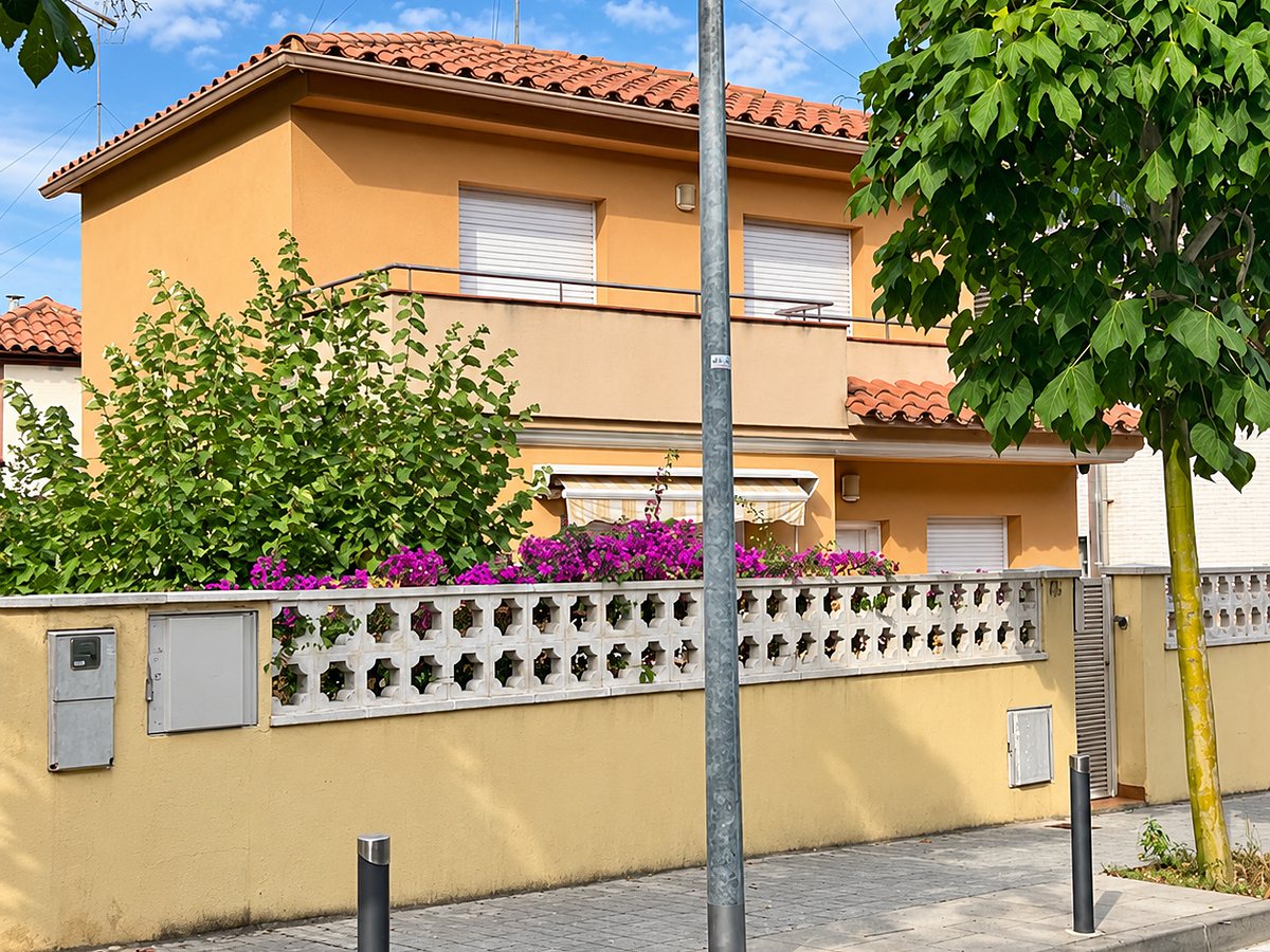 Casa aislada con buganvilla en Montgat