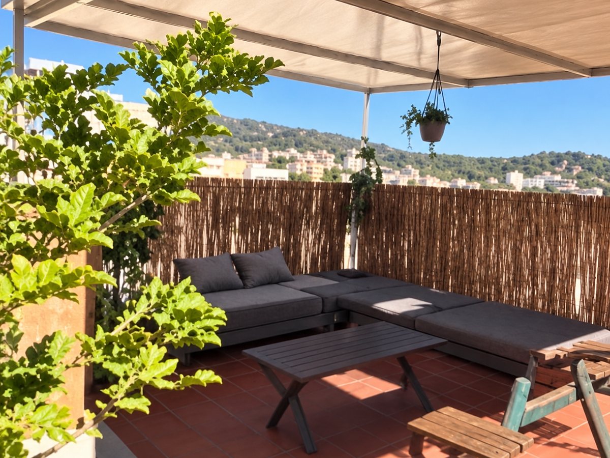 Terraza con sofá y pérgola en Montgat