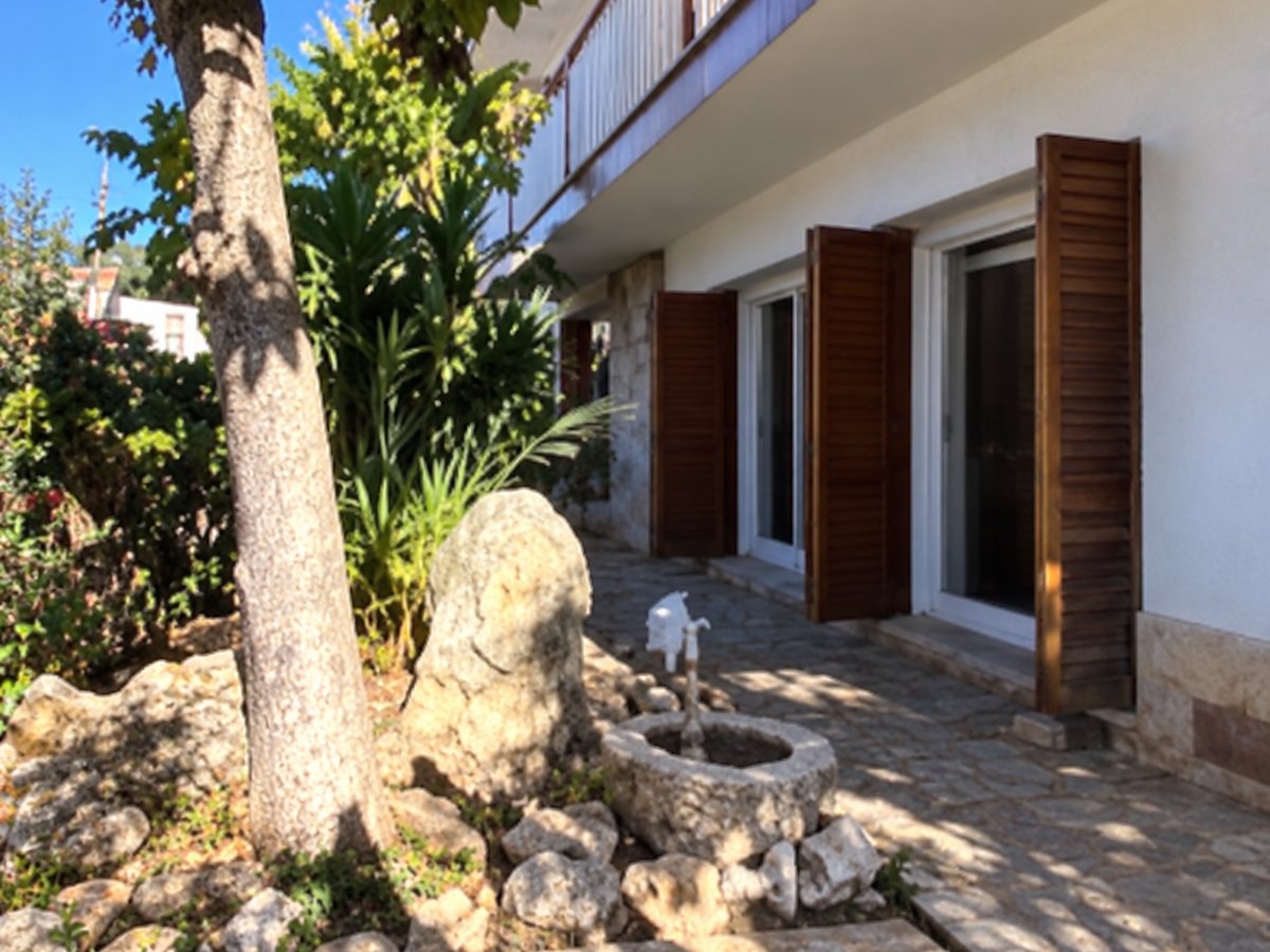 Porche con contraventanas de madera de una casa en Premià de Mar