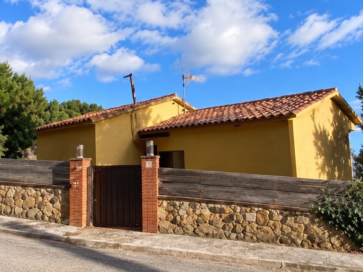 Casa aislada amarilla en Sant Cebrià de Vallalta