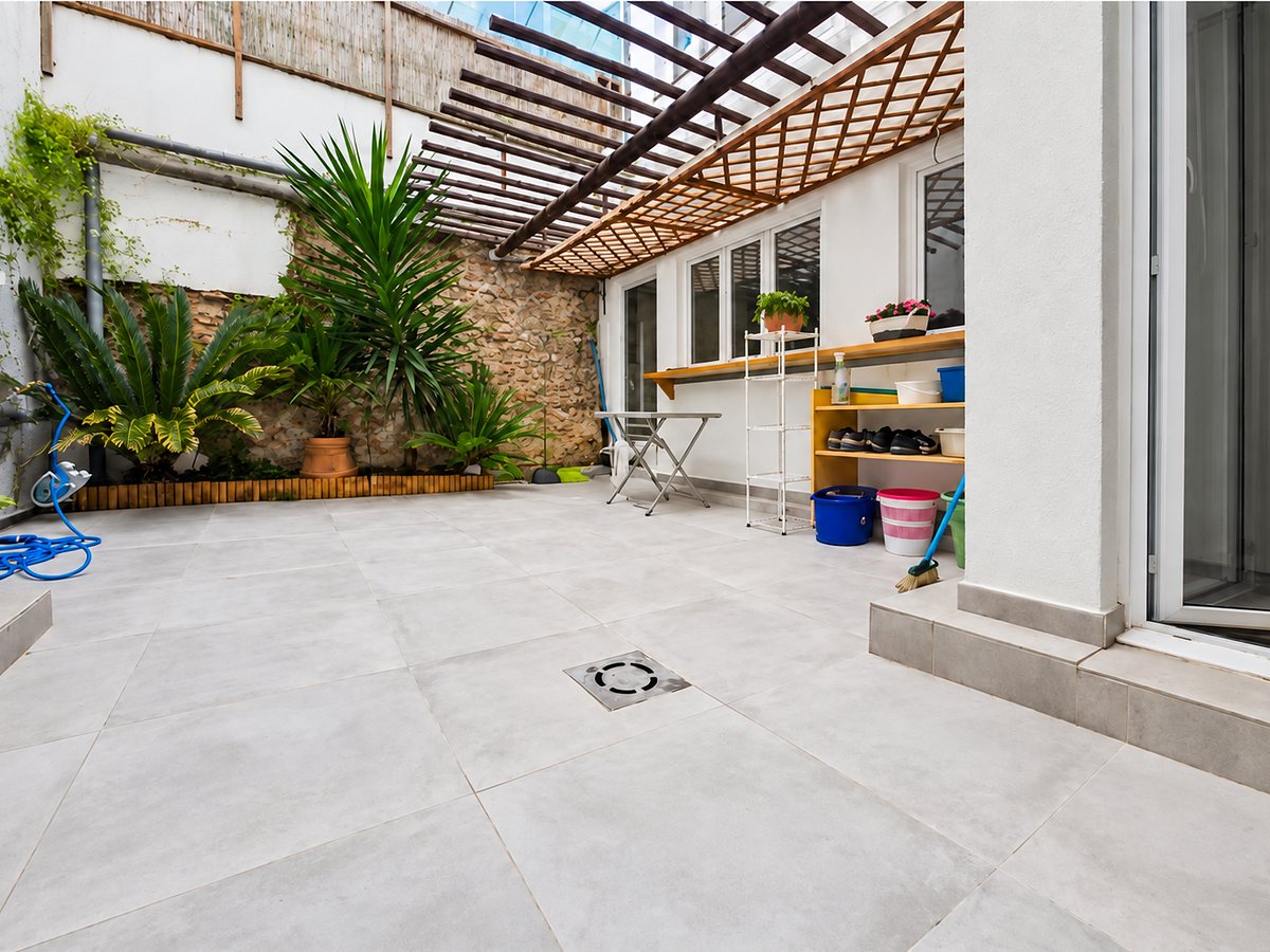 Patio con pérgola de un piso en Pineda de Mar