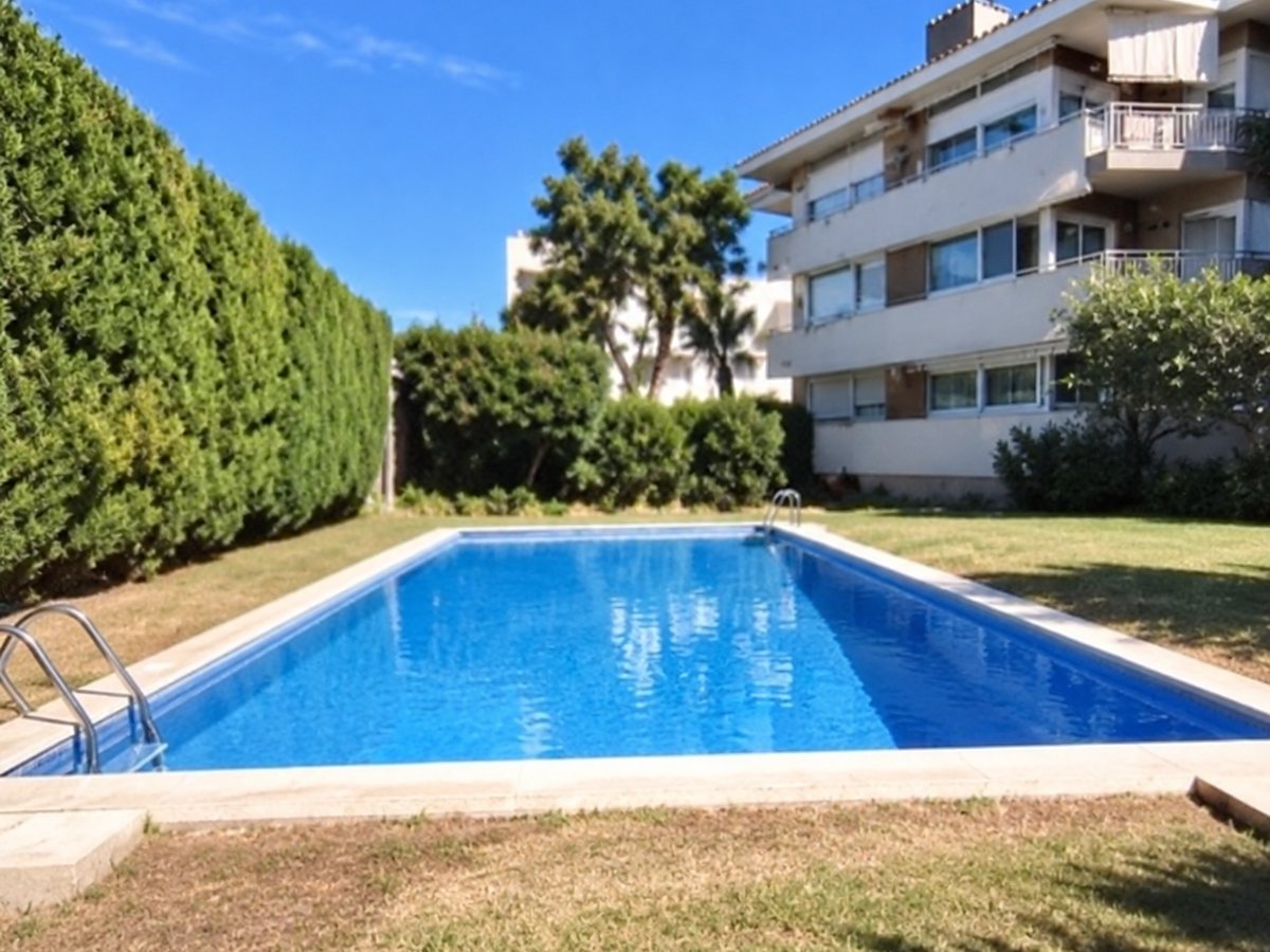 Jardín comunitario con piscina de un edificio de pisos en Tiana